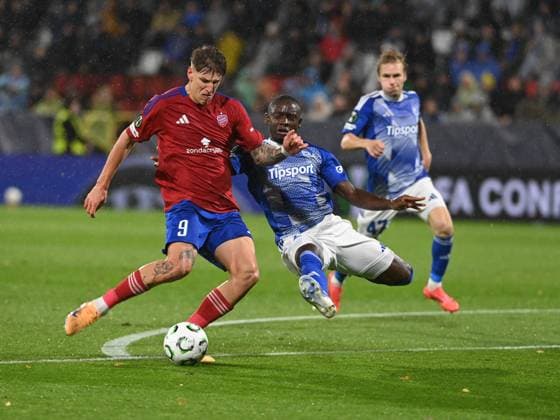 L-R Patryk Makuch (Czestochowa) and Abdoulaye Sylla (Olomouc) in action during the UEFA Conference League, 2nd round, match SK Sigma Olomouc against Rakow Czestochowa, in Olomouc, Czech Republic, on October 23, 2025. (CTKxPhoto LudekxPerina) CTKPhotoP2025102309355  CTKPhotoP2025102309355