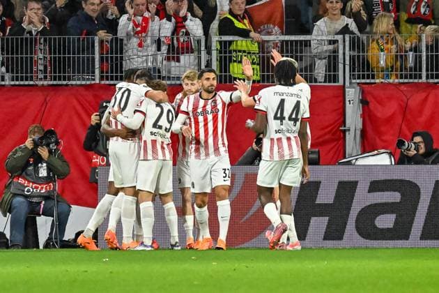 Vincenzo Grifo (SC Freiburg, 32), Johan Manzambi (SC Freiburg, 44) jubeln ueber das Tor zum 1:0 mit ihrem Team durch Yuito Suzuki (SC Freiburg, 14) GER, SC Freiburg - FC Utrecht, Fussball, Europa League, 3. Spieltag, Saison 2025 2026, 23.10.2025 GER, SC Freiburg - FC Utrecht, Fussball, Europa League, 3. Spieltag, Saison 2025 2026, 23.10.2025 Freiburg Copyright: xEibner-Pressefoto ThomasxHessx EP_THS