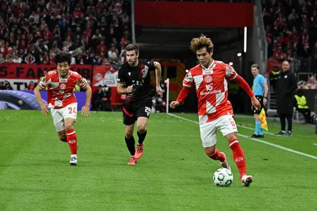 23.10.2025, xsltx, Fussball UEFA Conference League, FSV Mainz 05 - HSK Zrinjski Mostar v.l. Sota Kawasaki (FSV Mainz 05) Mario Cuze (HSK Zrinjski Mostar) Kaishu Sano (FSV Mainz 05) Zweikampf, Aktion, action, battle for the ball (DFL DFB REGULATIONS PROHIBIT ANY USE OF PHOTOGRAPHS as IMAGE SEQUENCES and or QUASI-VIDEO) Mainz