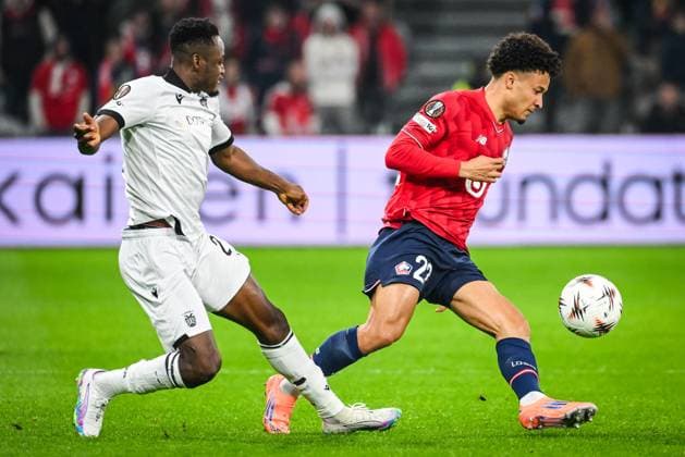 October 23, 2025, Villeneuve-D ascq, France, France: Abdul RAHMAN BABA of PAOK and Tiago SANTOS of Lille during the UEFA Europa League, League Phase MD3 match between Lille OSC (LOSC) and PAOK FC at Pierre Mauroy Stadium on October 23, 2025 in Villeneuve-d Ascq near Lille, France. Villeneuve-D ascq France - ZUMAm308 20251023_zsp_m308_001 Copyright: xMatthieuxMirvillex