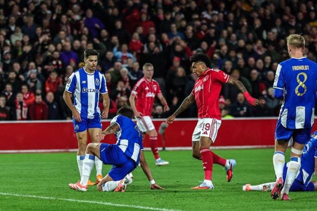 UEFA Europa League Matchday 3 of 8 Nottingham Forest v Porto Jakub Kiwior of FC Porto blocks a shot from Igor Jesus of Nottingham Forest with his hand giving a penalty to Nottingham Forest during the UEFA Europa League Matchday 3 of 8 Nottingham Forest vs Porto at City Ground, Nottingham, United Kingdom, 23rd October 2025 (Photo by Mark Cosgrove News Images) Nottingham City Ground Nottinghamshire United Kingdom Copyright: xMarkxCosgrove NewsxImagesx