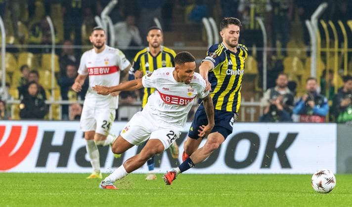 Istanbul , Europa League Fenerbahce Istanbul vs. VfB Stuttgart , links: Jamie Leweling ( VfB )