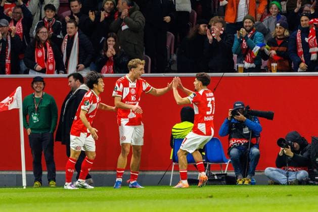 UECL 1. FSV Mainz 05 vs. HäK Zrinjski Mostar, 23.10.2025 MAINZ, DEUTSCHLAND - OCTOBER 23: Nelson Weiper (1. FSV Mainz 05, 44) celebrates scoring his team s first goal with teammates during the match between 1. FSV Mainz 05 vs. HäK Zrinjski Mostar at MEWA Arena on matchday 2 on October 23, 2025 in Mainz, Deutschland. Copyright: xBEAUTIFULxSPORTS Hahnex