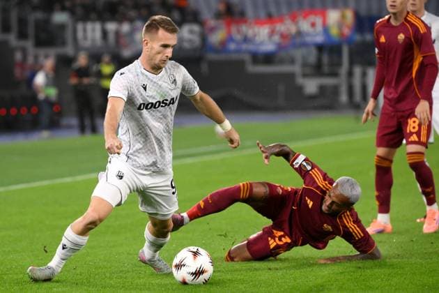 Amar Memic of Viktoria Plzen and Wesley Vinicius Franca Lima of AS Roma during the UEFA Europa League 2025 2026 football match between AS Roma and Viktoria Plzen at Stadio Olimpico in Rome (Italy), October 23, 2025. andreaxstaccioli