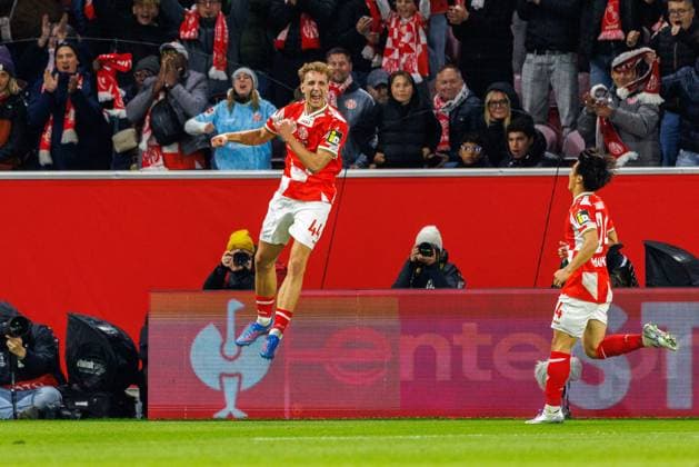 UECL 1. FSV Mainz 05 vs. HäK Zrinjski Mostar, 23.10.2025 MAINZ, DEUTSCHLAND - OCTOBER 23: Nelson Weiper (1. FSV Mainz 05, 44) celebrates scoring his team s first goal with teammates during the match between 1. FSV Mainz 05 vs. HäK Zrinjski Mostar at MEWA Arena on matchday 2 on October 23, 2025 in Mainz, Deutschland. Copyright: xBEAUTIFULxSPORTS Hahnex