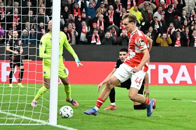 23.10.2025, xsltx, Fussball UEFA Conference League, FSV Mainz 05 - HSK Zrinjski Mostar v.l. Nelson Weiper (FSV Mainz 05) Torschuetze, erzielt das Tor, Treffer, scores the goal 1:0 Goran Karacic (HSK Zrinjski Mostar) (DFL DFB REGULATIONS PROHIBIT ANY USE OF PHOTOGRAPHS as IMAGE SEQUENCES and or QUASI-VIDEO) Mainz