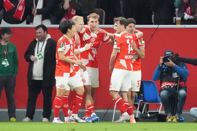 celebrate the goal, Torjubel zum 1:0 Nelson Weiper (1. FSV Mainz 05, 44) - 23.10.2025 1. FSV Mainz 05 vs. Zrinjski Mostar, MEWA Arena, Europa Conference League