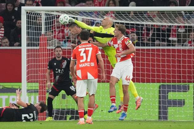 Torwart Goran Karacic (Zrinjski Mostar, 18) klärt vor Nelson Weiper (1. FSV Mainz 05, 44) - 23.10.2025 1. FSV Mainz 05 vs. Zrinjski Mostar, MEWA Arena, Europa Conference League