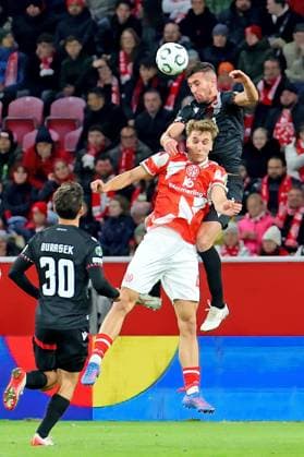 Mainz, Deutschland 23. Oktober 2025: Conference League - 2025 2026 - FSV Mainz 05 vs. Zrinjski Mostar Im Bild: v. li. im Zweikampf Nelson Weiper (Mainz) gegen Ilija Masic (Zrinjski Mostar). Mewa Arena Rheinland - Pfalz Copyright: xFotostandx xRacochax