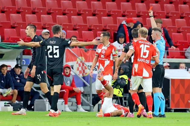 Mainz, Deutschland 23. Oktober 2025: Conference League - 2025 2026 - FSV Mainz 05 vs. Zrinjski Mostar Im Bild: Schiedsrichter Jamie Robinson (Nordirland) zeigt Igor Savic (Zrinjski Mostar)(1.v.li.) die rote Karte. Mewa Arena Rheinland - Pfalz Copyright: xFotostandx xRacochax