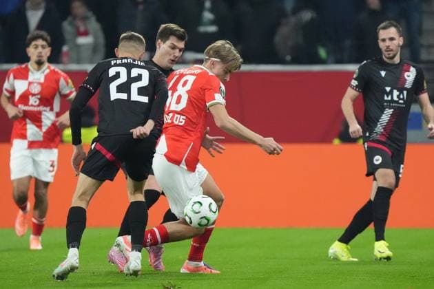 Kacper Potulski (1. FSV Mainz 05, 48) setzt sich durch - 23.10.2025 1. FSV Mainz 05 vs. Zrinjski Mostar, MEWA Arena, Europa Conference League