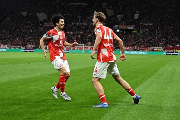 23.10.2025, xsltx, Fussball UEFA Conference League, FSV Mainz 05 - HSK Zrinjski Mostar v.l. Torjubel nach dem Tor zum celebrating the goal celebrate 1:0 durch Nelson Weiper (FSV Mainz 05) (DFL DFB REGULATIONS PROHIBIT ANY USE OF PHOTOGRAPHS as IMAGE SEQUENCES and or QUASI-VIDEO) Mainz