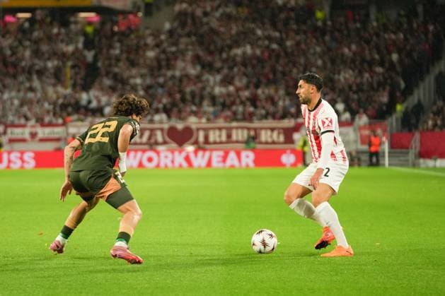 UEFA Europa League: SC Freiburg vs FC Utrecht, 24.09.2025 Miguel Rodríguez (FC Utrecht, 22) in a duel with Vincenzo Grifo (SC Freiburg, 32) UEFA Europa League: SC Freiburg vs FC Utrecht, Europa-Park-Stadion, 24.09.2025 Copyright: xBEAUTIFULxSPORTS Boscox