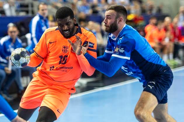 EHF Champions League - Orlen Wisla Plock v FC Barcelona, Barca Dika Mem and Zoltan Szita during the match EHF Champions League Men match between Orlen Wisla Plock and FC Barcelona in Plock, Poland on October 23, 2025.NO SALES POLAND Plock Poland  Copyright: xAndrzejxIwanczukx originalFilename:iwanczuk-ehfchamp251023_npNNz.jpg