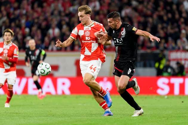 Ilija Masic (HSK Zrinjski Mostar) und Nelson Weiper (1.FSV Mainz 05) battle for the ball during the UEFA Conference League 2025 26 League Phase MD2 match between 1. FSV Mainz 05 and HSK Zrinjski Mostar at Mainz Arena on October 23, 2025 in Mainz, Germany. (Photo by Max Maiwald DeFodi Images) Ilija Masic HSK Zrinjski Mostar and Nelson Weiper 1 FSV Mainz 05 battle for the ball during the UEFA Conference League 2025 26 League Phase MD2 match between 1 FSV Mainz 05 and HSK Zrinjski Mostar at Mainz Arena on October 23, 2025 in Mainz, Germany Photo by Max Maiwald DeFodi Images