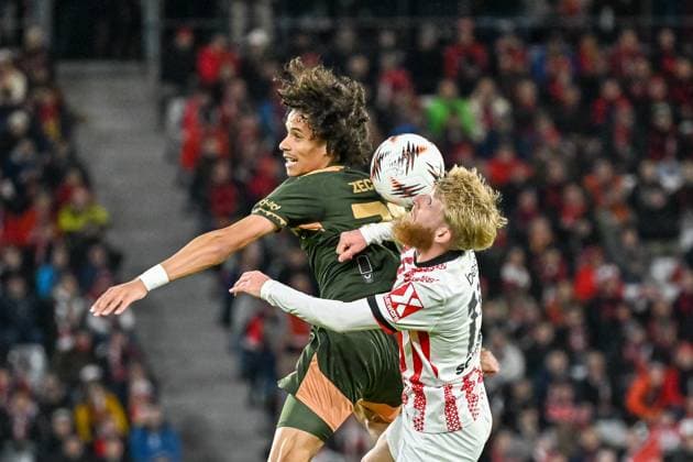 Niklas Beste (SC Freiburg, 19) im Kopfballduell mit Gjivai Zechiel (FC Utrecht, 21) GER, SC Freiburg - FC Utrecht, Fussball, Europa League, 3. Spieltag, Saison 2025 2026, 23.10.2025 GER, SC Freiburg - FC Utrecht, Fussball, Europa League, 3. Spieltag, Saison 2025 2026, 23.10.2025 Freiburg Copyright: xEibner-Pressefoto ThomasxHessx EP_THS