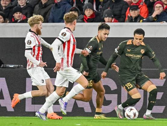 Adrian Blake (FC Utrecht, 15) am Ball und im Duell mit Philipp Treu (SC Freiburg, 29), Niklas Beste (SC Freiburg, 19) GER, SC Freiburg - FC Utrecht, Fussball, Europa League, 3. Spieltag, Saison 2025 2026, 23.10.2025 GER, SC Freiburg - FC Utrecht, Fussball, Europa League, 3. Spieltag, Saison 2025 2026, 23.10.2025 Freiburg Copyright: xEibner-Pressefoto ThomasxHessx EP_THS