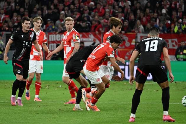 23.10.2025, xsltx, Fussball UEFA Conference League, FSV Mainz 05 - HSK Zrinjski Mostar v.l. Foul von Igor Savic (HSK Zrinjski Mostar) an Ben Bobzien (FSV Mainz 05) (DFL DFB REGULATIONS PROHIBIT ANY USE OF PHOTOGRAPHS as IMAGE SEQUENCES and or QUASI-VIDEO) Mainz