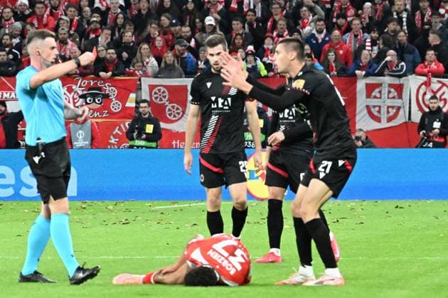 23.10.2025, xsltx, Fussball UEFA Conference League, FSV Mainz 05 - HSK Zrinjski Mostar v.l. Schiedsrichter Referee Jamie Robert Robinson (Nordirland) zeigt Igor Savic (HSK Zrinjski Mostar) die rote Karte nach dem Foul an Ben Bobzien (FSV Mainz 05) (DFL DFB REGULATIONS PROHIBIT ANY USE OF PHOTOGRAPHS as IMAGE SEQUENCES and or QUASI-VIDEO) Mainz