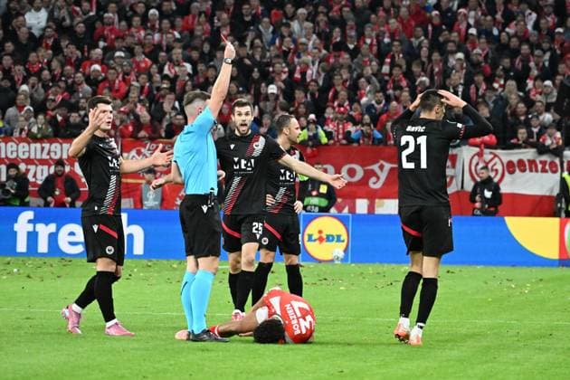 23.10.2025, xsltx, Fussball UEFA Conference League, FSV Mainz 05 - HSK Zrinjski Mostar v.l. Schiedsrichter Referee Jamie Robert Robinson (Nordirland) zeigt Igor Savic (HSK Zrinjski Mostar) die rote Karte nach dem Foul an Ben Bobzien (FSV Mainz 05) (DFL DFB REGULATIONS PROHIBIT ANY USE OF PHOTOGRAPHS as IMAGE SEQUENCES and or QUASI-VIDEO) Mainz