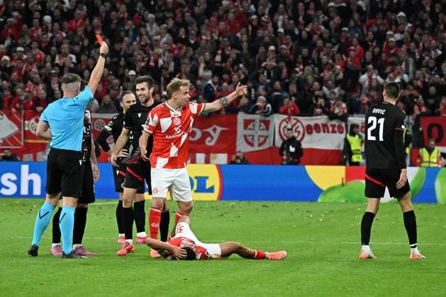 23.10.2025, xsltx, Fussball UEFA Conference League, FSV Mainz 05 - HSK Zrinjski Mostar v.l. Schiedsrichter Referee Jamie Robert Robinson (Nordirland) zeigt Igor Savic (HSK Zrinjski Mostar) die rote Karte nach dem Foul an Ben Bobzien (FSV Mainz 05) (DFL DFB REGULATIONS PROHIBIT ANY USE OF PHOTOGRAPHS as IMAGE SEQUENCES and or QUASI-VIDEO) Mainz