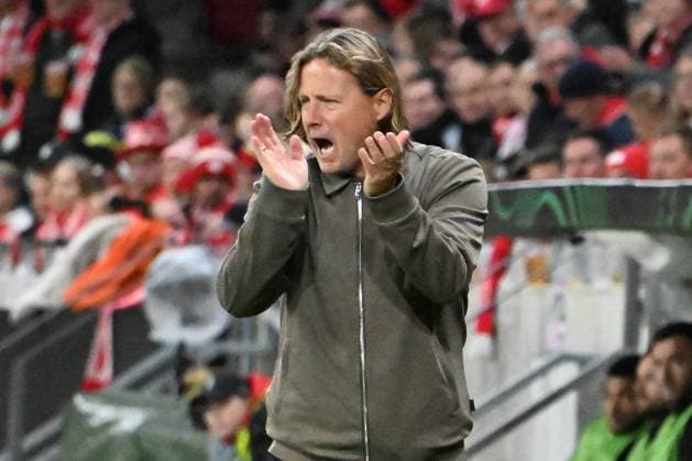 23.10.2025, xsltx, Fussball UEFA Conference League, FSV Mainz 05 - HSK Zrinjski Mostar v.l. Trainer Bo Henriksen (FSV Mainz 05) (DFL DFB REGULATIONS PROHIBIT ANY USE OF PHOTOGRAPHS as IMAGE SEQUENCES and or QUASI-VIDEO) Mainz