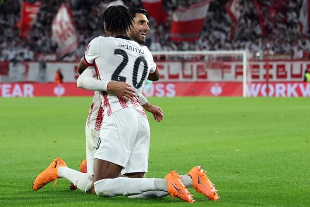 23.10.2025, xrekx, Fussball UEFA Europa League, SC Freiburg - FC Utrecht v.l. Torjubel nach dem Tor zum celebrating the goal celebrate 2:0 durch Vincenzo Grifo (SC Freiburg) mit Junior Adamu (SC Freiburg) (DFL DFB REGULATIONS PROHIBIT ANY USE OF PHOTOGRAPHS as IMAGE SEQUENCES and or QUASI-VIDEO) Freiburg