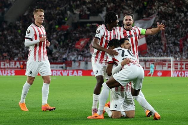 23.10.2025, xrekx, Fussball UEFA Europa League, SC Freiburg - FC Utrecht v.l. Torjubel nach dem Tor zum celebrating the goal celebrate 2:0 durch Vincenzo Grifo (SC Freiburg) mit Philipp Lienhart (SC Freiburg) Johan Manzambi (SC Freiburg) Christian Günter Guenter (SC Freiburg) Junior Adamu (SC Freiburg) (DFL DFB REGULATIONS PROHIBIT ANY USE OF PHOTOGRAPHS as IMAGE SEQUENCES and or QUASI-VIDEO) Freiburg