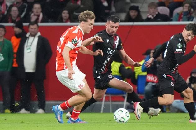 Nelson Weiper (1. FSV Mainz 05, 44) gegen Neven Djurasec (Zrinjski Mostar, 30) - 23.10.2025 1. FSV Mainz 05 vs. Zrinjski Mostar, MEWA Arena, Europa Conference League