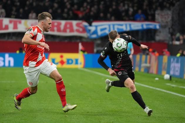 Igor Savic (Zrinjski Mostar, 21) gegen Andreas Hanche-Olsen (1. FSV Mainz 05, 25) - 23.10.2025 1. FSV Mainz 05 vs. Zrinjski Mostar, MEWA Arena, Europa Conference League
