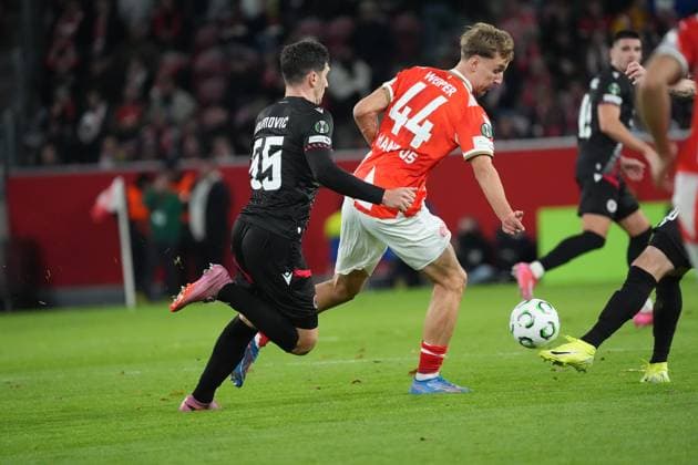 Nelson Weiper (1. FSV Mainz 05, 44) gegen Duje Dujmovic (Zrinjski Mostar, 55) - 23.10.2025 1. FSV Mainz 05 vs. Zrinjski Mostar, MEWA Arena, Europa Conference League