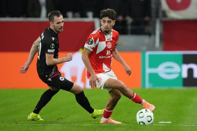 Ben Bobzien (1. FSV Mainz 05, 37) gegen Kerim Memija (Zrinjski Mostar, 50) - 23.10.2025 1. FSV Mainz 05 vs. Zrinjski Mostar, MEWA Arena, Europa Conference League