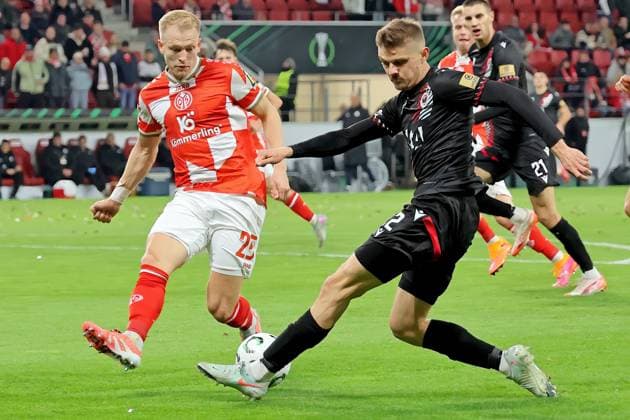 Mainz, Deutschland 23. Oktober 2025: Conference League - 2025 2026 - FSV Mainz 05 vs. Zrinjski Mostar Im Bild: v. li. im Zweikampf Andreas Hanche-Olsen (Mainz) gegen Jakov Pranjic (Zrinjski Mostar). Mewa Arena Rheinland - Pfalz Copyright: xFotostandx xRacochax