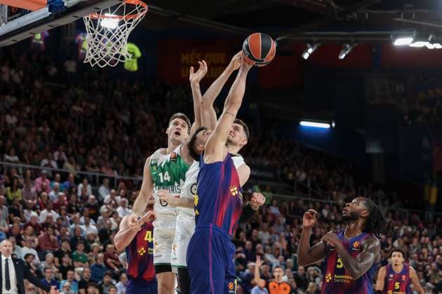 October 23, 2025, Barcelona, Barcelona, Spain: Willy Hernangomez of FC Barcelona, Barca and Laurynas Birutis of Zalgiris Kaunas compete for the ball during the Turkish Airlines Euroleague 2025 26 League Phase MD6 match played between FC Barcelona and Zalgiris Kaunas at Palau Blaugrana on October 23, 2025 in Barcelona, Spain. Barcelona Spain - ZUMAa181 20251023_zaa_a181_100 Copyright: xJavierxBorregox