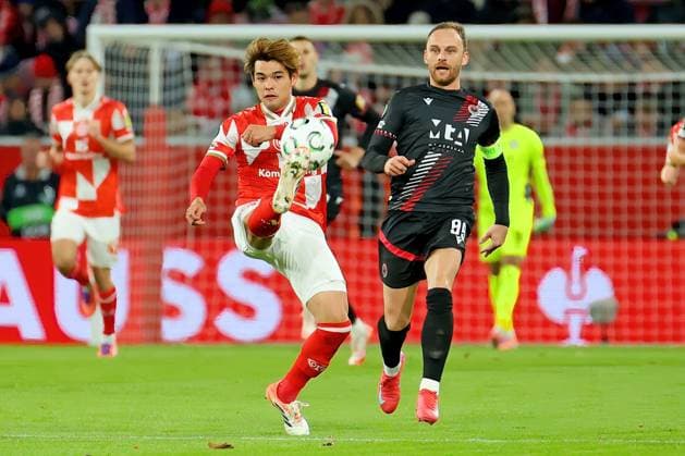 Mainz, Deutschland 23. Oktober 2025: Conference League - 2025 2026 - FSV Mainz 05 vs. Zrinjski Mostar Im Bild: v. li. im Zweikampf Kaishu Sano (Mainz) gegen Nemanja Bilbija (Zrinjski Mostar). Mewa Arena Rheinland - Pfalz Copyright: xFotostandx xRacochax