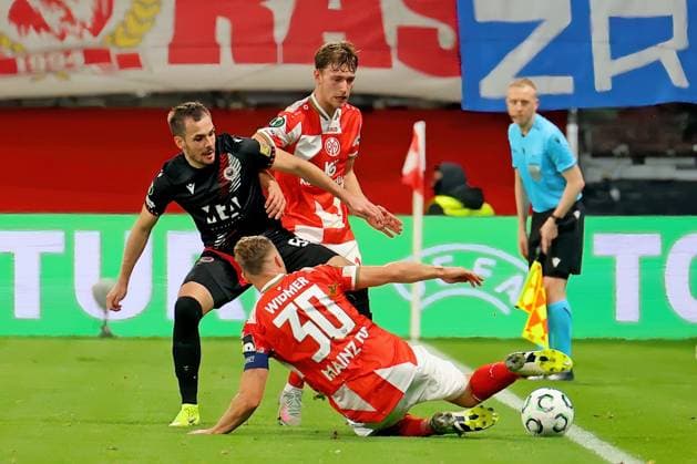 Mainz, Deutschland 23. Oktober 2025: Conference League - 2025 2026 - FSV Mainz 05 vs. Zrinjski Mostar Im Bild: v.li. beim Kampf um den Ball: Kerim Memija (Zrinjski Mostar), Silvan Widmer (Mainz) und William Boving (Mainz). Mewa Arena Rheinland - Pfalz Copyright: xFotostandx xRacochax