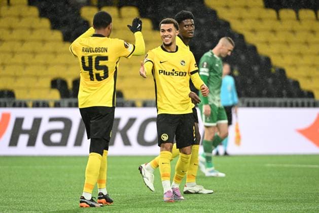 BERN, SWITZERLAND - OCTOBER 23: Ryan Andrews of Young Boys r) congratulates Rayan Raveloson of Young Boysy l) on his goal to make it 1:1. during the UEFA Europa League 2025 26 League Phase MD3 match between BSC Young Boys and PFC Ludogorets 1945 at Stadion Wankdorf on October 23, 2025 in Bern, Switzerland. Bern Stadion Wankdorf Bern Switzerland Copyright: xJustPictures.ch ManuelxWinterbergerx jp-en-EuSpIm-MWI_4401
