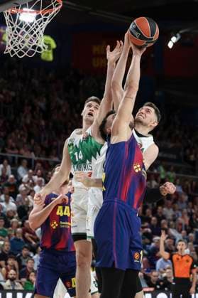 October 23, 2025, Barcelona, Barcelona, Spain: Willy Hernangomez of FC Barcelona, Barca and Laurynas Birutis of Zalgiris Kaunas compete for the ball during the Turkish Airlines Euroleague 2025 26 League Phase MD6 match played between FC Barcelona and Zalgiris Kaunas at Palau Blaugrana on October 23, 2025 in Barcelona, Spain. Barcelona Spain - ZUMAa181 20251023_zaa_a181_112 Copyright: xJavierxBorregox