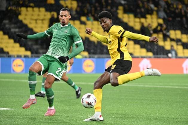 BERN, SWITZERLAND - OCTOBER 23: Olivier Verdon of Ludogorets l) against Chris Bedia of Young Boys r) during the UEFA Europa League 2025 26 League Phase MD3 match between BSC Young Boys and PFC Ludogorets 1945 at Stadion Wankdorf on October 23, 2025 in Bern, Switzerland. Bern Stadion Wankdorf Bern Switzerland Copyright: xJustPictures.ch ManuelxWinterbergerx jp-en-EuSpIm-MWI_4405