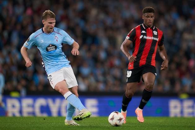 ESP: RC Celta de Vigo - OGC Nice UEFA Europa League. Matchday 3. Carl Starfelt of RC Celta and Kevin Carlos of OGC Nice during the UEFA Europa League match, between RC Celta de Vigo and OGC Nice, Matchday 3, Balaidos Stadium on October 23, 2025 in Vigo, Spain. kpng Copyright: xPedroxMinax xPRESSINx PM_2501023_CEL_NIC_2526_006