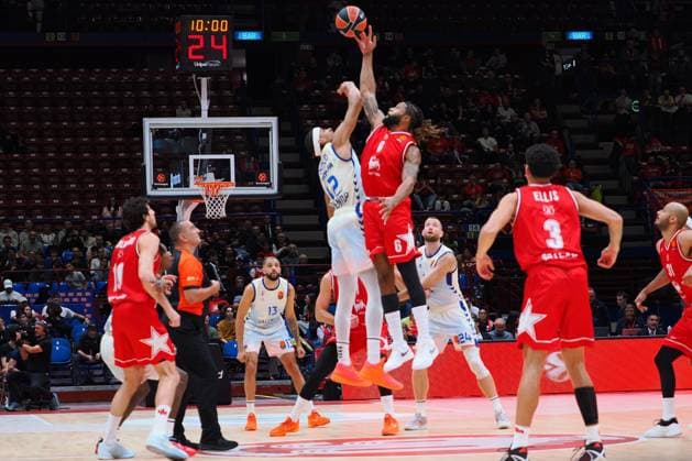 Neal Sako (Valencia Basket) &amp; Devin Booker (EA7 Emporio Armani Olimpia Milano) during Olimpia Milano vs Valencia BC, Basketball Euroleague match in Assago (MI), Italy, October 23 2025  Copyright: xSavinoxPaolella IPAxSportx xipa-agency.netx xx IPA_66987601 IPA_Agency_IPA66987601