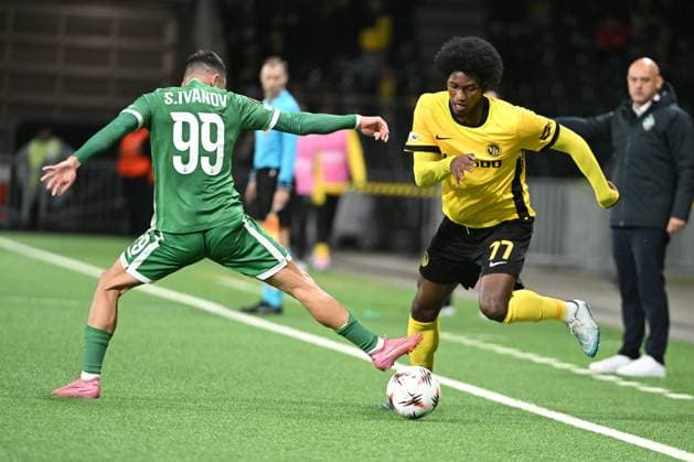 BERN, SWITZERLAND - OCTOBER 23: Stanislav Ivanov of Ludogorets l) against Joel Monteiro of Young Boys r) during the UEFA Europa League 2025 26 League Phase MD3 match between BSC Young Boys and PFC Ludogorets 1945 at Stadion Wankdorf on October 23, 2025 in Bern, Switzerland. Bern Stadion Wankdorf Bern Switzerland Copyright: xJustPictures.ch ManuelxWinterbergerx jp-en-EuSpIm-MWI_4333