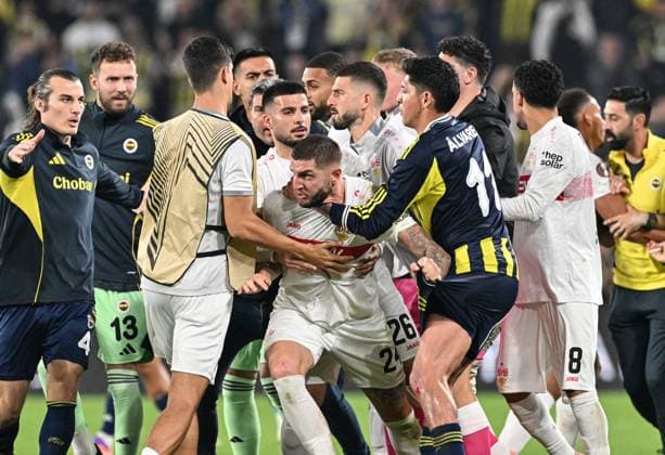Fenerbahce v Stuttgart - UEFA Europa League ISTANBUL, TURKIYE - OCTOBER 23: Players of Fenerbahce and VfB Stuttgart gets into an argument during the UEFA Europa League Week 3 match between Fenerbahce and Stuttgart at Chobani Stadium in Istanbul, Turkiye, on October 23, 2025. Elif Ozturk Anadolu Istanbul Turkey. Editorial use only. Please get in touch for any other usage.  Copyright: x2025xAnadoluxElifxOzturkx