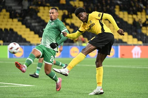 BERN, SWITZERLAND - OCTOBER 23: Olivier Verdon of Ludogorets l) against Chris Bedia of Young Boys r) during the UEFA Europa League 2025 26 League Phase MD3 match between BSC Young Boys and PFC Ludogorets 1945 at Stadion Wankdorf on October 23, 2025 in Bern, Switzerland. Bern Stadion Wankdorf Bern Switzerland Copyright: xJustPictures.ch ManuelxWinterbergerx jp-en-EuSpIm-MWI_4407