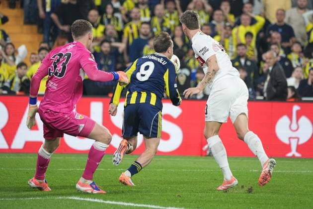 ISTANBUL, TURKEY - OCTOBER 23: Kerem Akturkoglu (9) of Fenerbahce SK and Goalkeeper Alexander Nübel , Ramon Hendriks (3) of Stuttgart during the UEFA Europa League 2025 26 League Phase MD3 match between Fenerbahce SK and VfB Stuttgart at Chobani Stadium on October 23, 2025 in Istanbul, Turkey. Ä±STNBUL Turkey Copyright: xSeskimphotox Fbahce-Stuttgart-231025 (16)