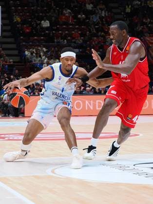 Kameron Taylor (Valencia Basket) &amp; Ryant Dunston (EA7 Emporio Armani Olimpia Milano) during Olimpia Milano vs Valencia BC, Basketball Euroleague match in Assago (MI), Italy, October 23 2025  Copyright: xSavinoxPaolella IPAxSportx xipa-agency.netx xx IPA_66988279 IPA_Agency_IPA66988279