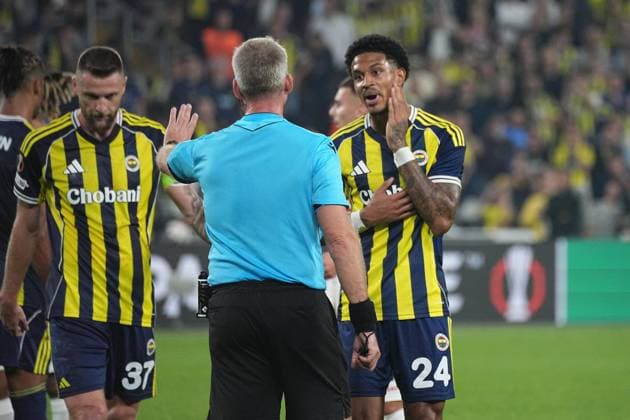 ISTANBUL, TURKEY - OCTOBER 23: Jayden Oosterwolde (R) and Milan Skriniar (L) of Fenerbahce SK reacts to referee Jakob Kehlet during the UEFA Europa League 2025 26 League Phase MD3 match between Fenerbahce SK and VfB Stuttgart at Chobani Stadium on October 23, 2025 in Istanbul, Turkey. Ä±STNBUL Turkey Copyright: xSeskimphotox Fbahce-Stuttgart-231025 (53)