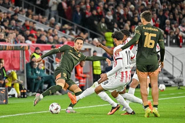 Adrian Blake (FC Utrecht, 15) am Ball und im Duell mit Eren Dinkci (SC Freiburg, 18) GER, SC Freiburg - FC Utrecht, Fussball, Europa League, 3. Spieltag, Saison 2025 2026, 23.10.2025 GER, SC Freiburg - FC Utrecht, Fussball, Europa League, 3. Spieltag, Saison 2025 2026, 23.10.2025 Freiburg Copyright: xEibner-Pressefoto ThomasxHessx EP_THS