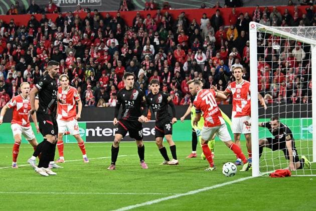 23.10.2025, xsltx, Fussball UEFA Conference League, FSV Mainz 05 - HSK Zrinjski Mostar v.l. Torchance für Silvan Widmer (FSV Mainz 05) nach dem Fehler von Goran Karacic (HSK Zrinjski Mostar) (DFL DFB REGULATIONS PROHIBIT ANY USE OF PHOTOGRAPHS as IMAGE SEQUENCES and or QUASI-VIDEO) Mainz