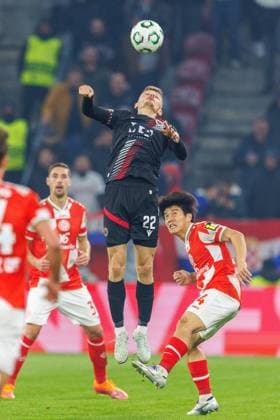 UECL 1. FSV Mainz 05 vs. HäK Zrinjski Mostar, 23.10.2025 MAINZ, DEUTSCHLAND - OCTOBER 23: Jakov?Pranji? (HäK?Zrinjski?Mostar,?22) and S?ta Kawasaki (1. FSV Mainz 05, 24) challenging the ball in the air during the match between 1. FSV Mainz 05 vs. HäK Zrinjski Mostar at MEWA Arena on matchday 2 on October 23, 2025 in Mainz, Deutschland. Copyright: xBEAUTIFULxSPORTS Hahnex
